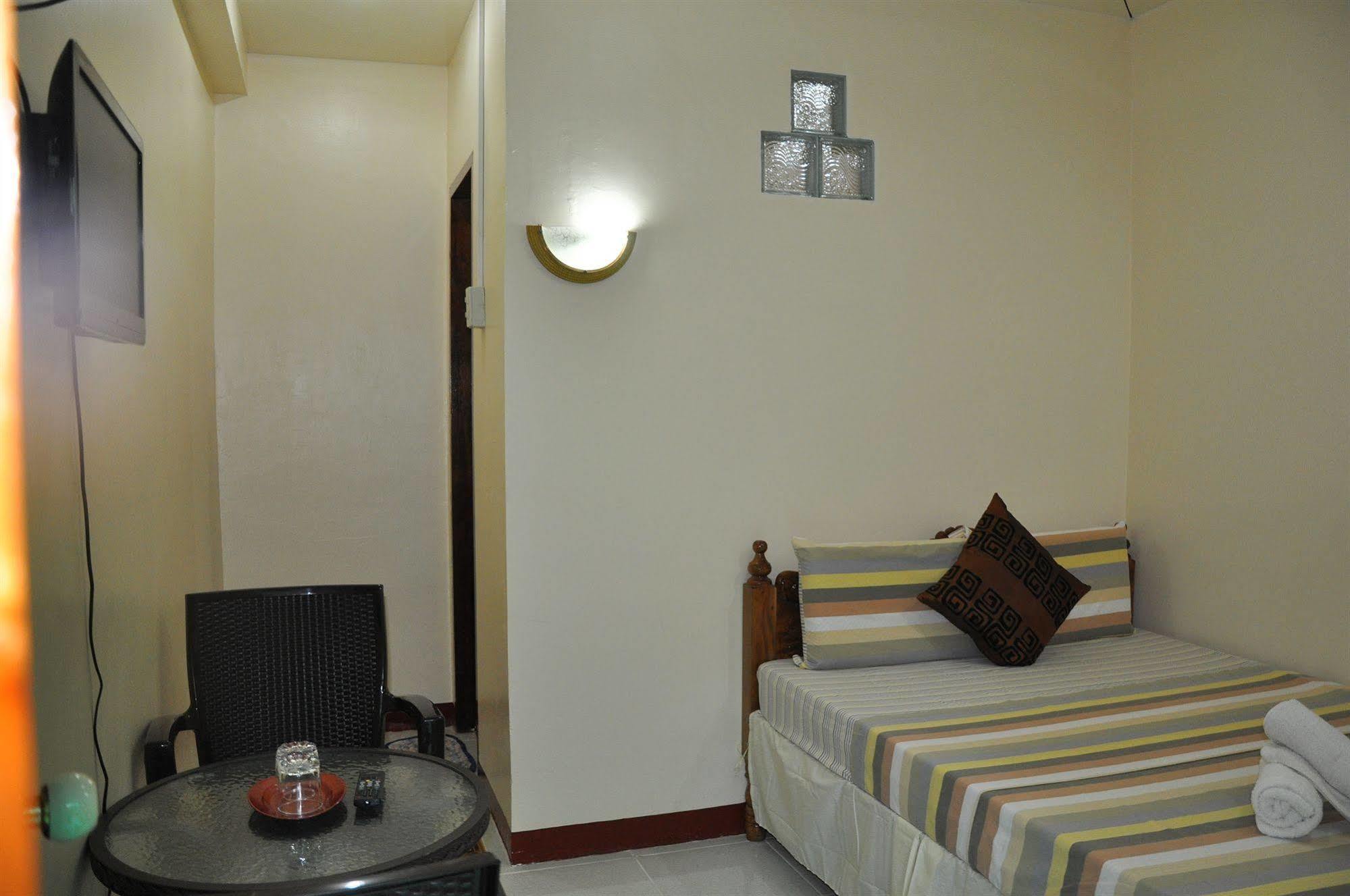 D'Lucky Garden Inn & Suites Tiniguiban Екстер'єр фото